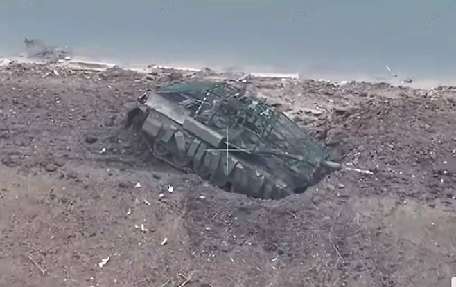 우크라이나 드론 공격을 피해 달아나다가 도랑에 빠진 러시아 탱크. /X(옛 트위터)