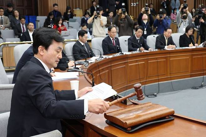 지난해 서울 여의도 국회에서 열린 윤석열 정부의 비상계엄 선포를 통한 내란 혐의 진상규명 국정조사특별위원회에서 안규백 위원장이 의사봉을 두드리고 있다. ⓒ뉴시스