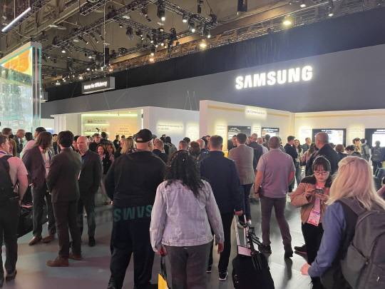 7일(현지시간) 미 라스베이거스 컨벤션센터(LVCC) 센트럴홀 삼성전자 부스에 수많은 관람객들이 AI가전 등을 보고 있다. 장우진 기자