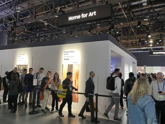 7일(현지시간) 미 라스베이거스 컨벤션센터(LVCC) 센트럴홀 삼성전자 부스에 마련된 아트 갤러리를 보기 위해 관람객들이 긴 줄을 형성하고 있다. 장우진 기자