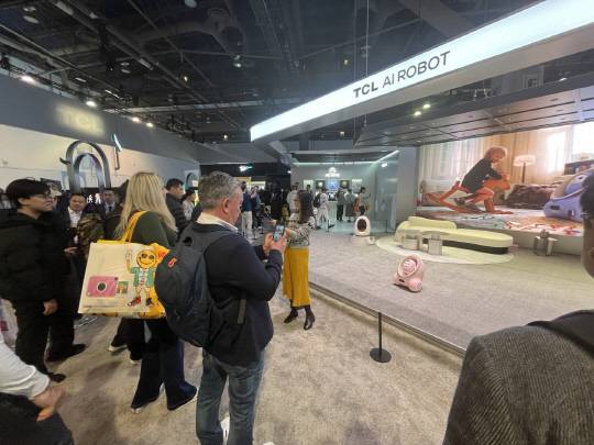 7일(현지시간) 미 라스베이거스 컨벤션센터(LVCC) 센트럴홀 중국 TCL 부스에서 진행된 스마트홈 AI허브 '에미미'(AI Me) 시연을 수많은 관람객들이 지켜보고 있다. 장우진 기자