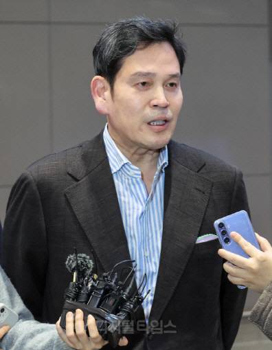 도널드 트럼프 미국 대통령 당선인과 만남을 가진 정용진 신세계그룹 회장이 지난해 12월 22일 인천국제공항 2터미널을 통해 귀국한 뒤 취재진 질문에 답하고 있다. 정 회장은 지난 16일부터 21일까지 트럼프 당선인의 자택인 미국 플로리다주 팜비치 마러라고 리조트에서 머물렀고, 트럼프 당선인과 만나 10∼15분간 대화를 나눴다고 전했다. 박동욱기자 fufus@dt.co.kr