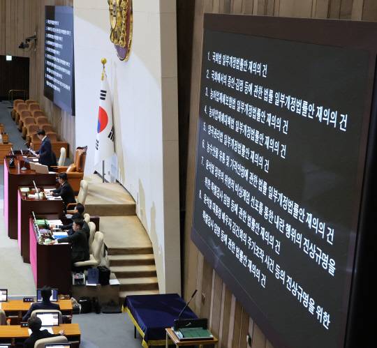 우원식 국회의장이 8일 오후 국회 본회의에서 재의 요구 8개 법안에 대한 재표결 결과를 발표하고 있다. '내란·김건희 특검법' 등 쌍특검법을 비롯한 8개 법안 모두 부결됐다.[연합뉴스 사진]