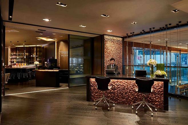 호텔 연륜만큼 JW 메리어트 홍콩에서 만난 호텔 직원들은 하나같이 정중하고 숙련된 서비스를 제공한다.