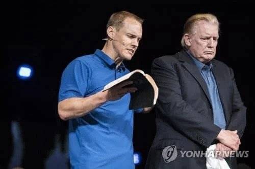 IMG_8414.webp.ren.jpg 트럼프 바뀐 헤어스타일 가까이서 찍은 사진