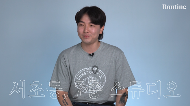 온라인 패션 플랫폼 무신사에서 패션 MD로 일하는 정재웅 씨. 브랜드를 발굴해 입점을 진행하고 상품 기획, 프로모션 기획, 오프라인 팝업 행사 등 다양한 방면에서 역할한다. ⓒ파이낸셜뉴스 유튜브 채널 [루틴] 영상 갈무리. 2024년