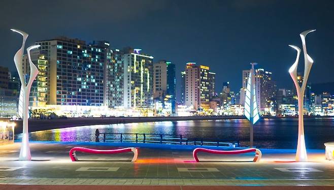 부산 광안리해수욕장 일대에 설치된 '부산 우수 공공디자인 공모전' 수상작인 가로등과 벤치 모습. 부산디자인진흥원 제공