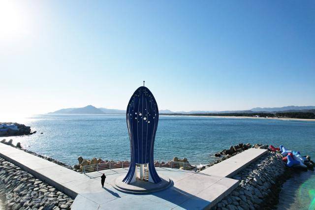 고래불해수욕장에 고래 모양의 커다란 전망대가 세워져 있다. 맞은편 상대산 아래까지 모래사장이 펼쳐지는 영덕에서 가장 넓은 해변이다.