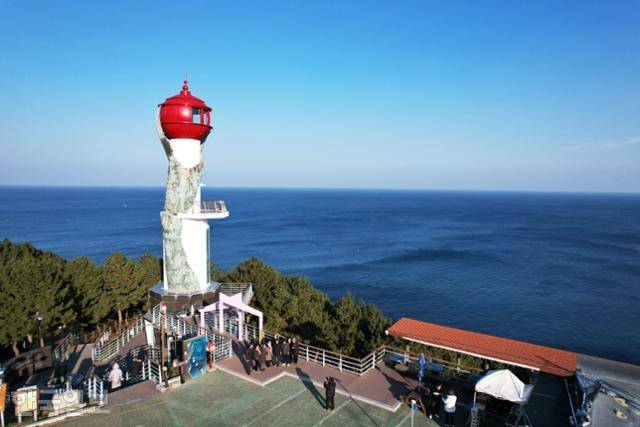 창포말등대 뒤로 짙푸른 동해 바다가 펼쳐진다. 주변 해맞이공원과 함께 영덕의 일출 명소다.