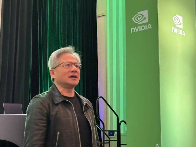 7일 미국 네바다주 라스베이거스 퐁텐블루호텔에서 젠슨 황 엔비디아 최고경영자(CEO)가 글로벌 기자간담회를 진행하며 취재진 질문을 듣고 있다. 라스베이거스=이서희 특파원