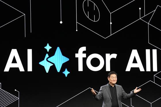 한종희 삼성전자 대표이사 부회장이 6일(현지시간) CES 2025를 하루 앞두고 미국 라스베이거스 만달레이 베이 호텔에서 진행된 ‘CES 2025 삼성 프레스 콘퍼런스’에서 기조연설을 하고 있다. [사진 삼성전자]