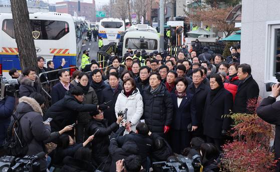 김기현, 나경원 의원 등 국민의힘 의원들이 6일 오후 서울 용산구 대통령 관저 앞에서 입장발표를 하고 있다. 김경록 기자