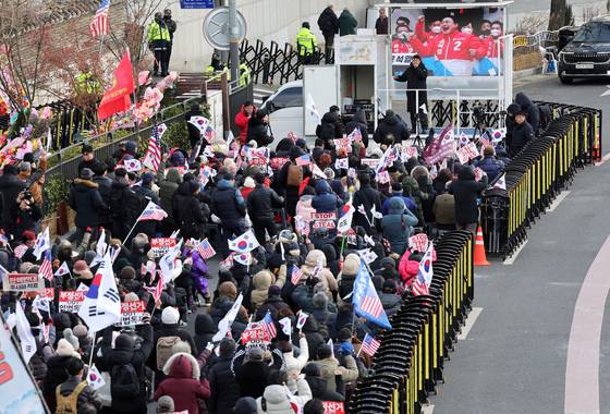 7일 오후 서울 한남동 대통령실 관저 인근에서 보수단체 회원들이 탄핵반대 집회를 열고있다. 장진영 기자