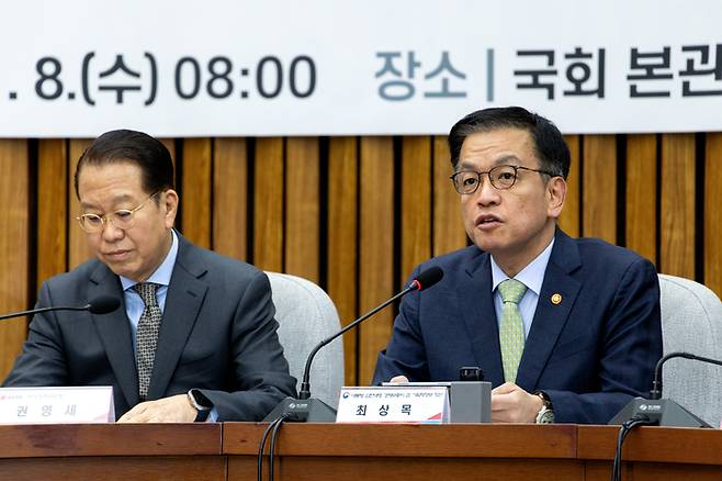 최상목 대통령 권한대행 부총리 겸 기획재정부 장관이 8일 국회에서 열린 비상 경제 안정을 위한 고위당정협의회에서 발언하고 있다. 국회사진기자단