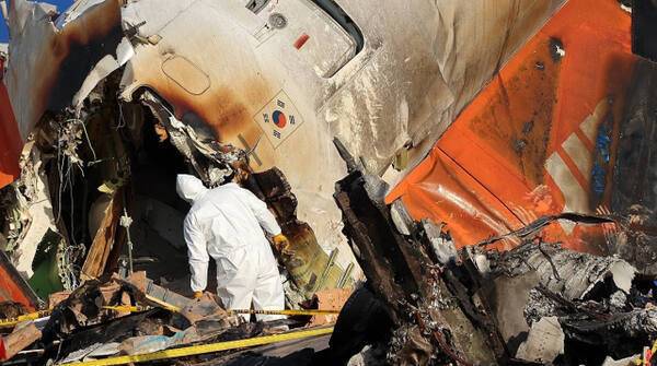 1일 오후 전남 무안군 무안국제공항 제주항공 여객기 참사 현장에서 국토부 항공철도사고조사위원회 관계자 등이 사고 현장을 조사하고 있다. 연합뉴스