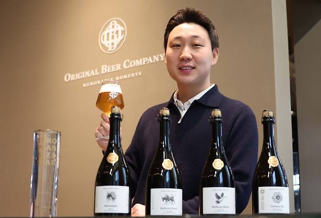 지난 6일 서울 강남구 본사에서 박승원 오리지널비어컴퍼니 대표가 수제맥주를 소개하고 있다. [한주형 기자]
