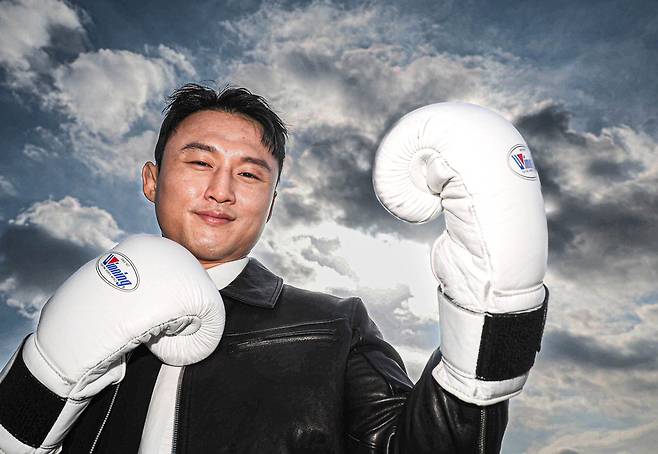 지난해 UFC 2연승을 차지하며 화려하게 부활한 최두호가 양손에 글러브를 낀 채 포즈를 취하고 있다. 이충우 기자