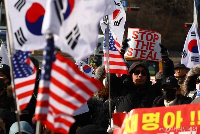 [서울=뉴시스] 황준선 기자 = 7일 서울 용산구 윤석열 대통령 관저 앞에서 열린 윤석열 대통령 탄핵 반대 집회에서 참가자들이 구호를 외치고 있다. 2025.01.07. hwang@newsis.com /사진=황준선