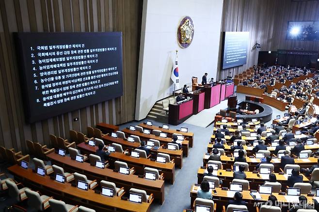 (서울=뉴스1) 김민지 기자 = 8일 오후 서울 여의도 국회에서 열린 제420회국회(임시회) 제4차 본회의에서 ‘쌍특검법(내란·김건희 여사 특검법’과 ‘농업4법(양곡관리법·농수산물가격안정법·농어업재해대책법·농어업재해보험법 개정안)’ 등이 안건으로 상정되고 있다. 2025.1.8/뉴스1 Copyright (C) 뉴스1. All rights reserved. 무단 전재 및 재배포, AI학습 이용 금지. /사진=(서울=뉴스1) 김민지 기자