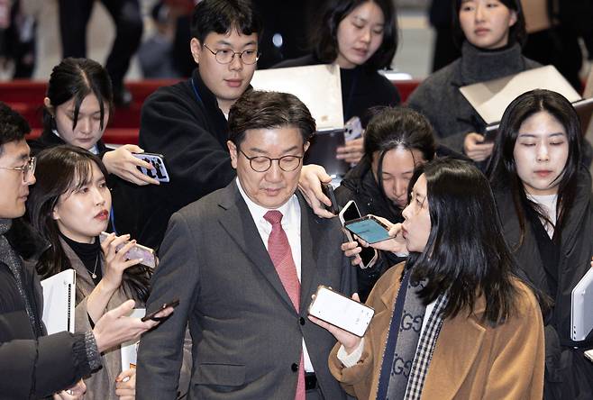 권성동 국민의힘 원내대표가 8일 오후 서울 여의도 국회 본관 로텐더홀 계단에서 열린 더불어민주당과 국가수사본부의 수사내통 규탄대회에 참석하는 도중 취재진의 질문을 듣고 있다. /사진=뉴스1