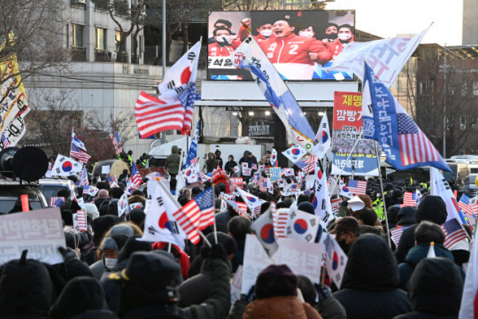 고위공직자범죄수사처가 윤석열 대통령에 대한 체포영장 집행에 나선 3일 오전 서울 용산구 한남동 대통령 관저 부근에 집결한 보수단체 등 윤 대통령 지지자들이 탄핵 반대집회를 개최하고 태극기를 흔들고 있다. 문호남 기자