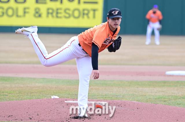 2024년 3월 7일 대전 한화이글스파크에서 한화 이글스 청백전이 열렸다. 선발투수 문동주가 역투하고 있다./마이데일리