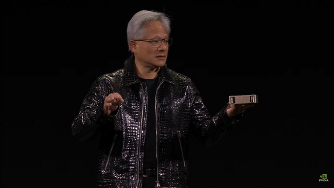 젠슨 황 엔비디아 CEO가 최신 AI 슈퍼컴퓨터 ‘프로젝트 디지트(Project Digit)를 소개하고 있다. 그의 오른손에는 블랙웰 GPU 기반의 초소형 칩 ‘GB10’이 들려 있다. [엔비다아 유튜브]