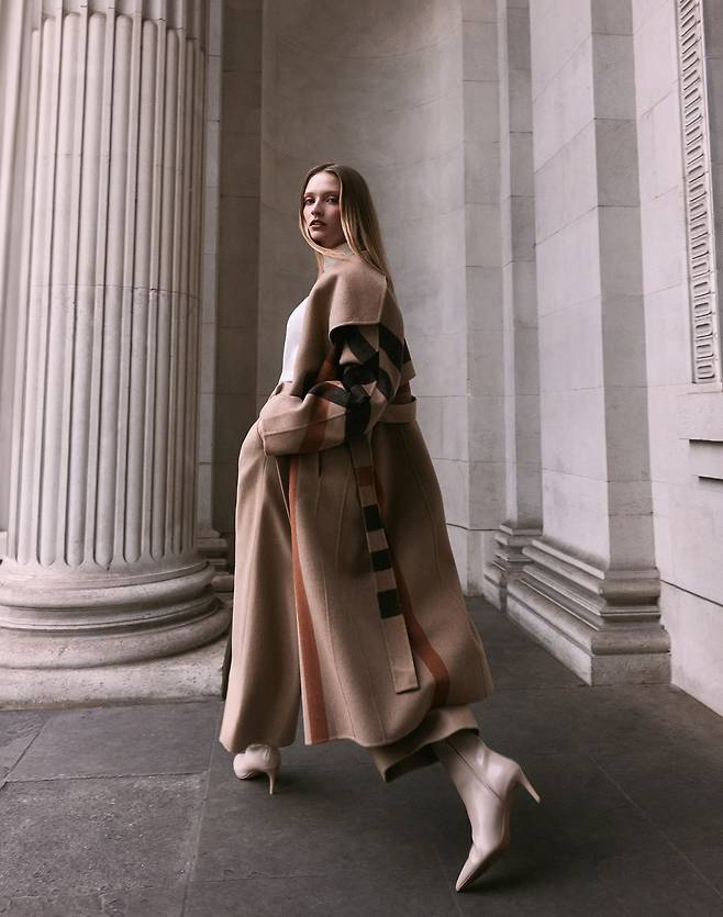 닥스 베이지 스트랩 울캐시미어혼방 코트. [LF 제공]