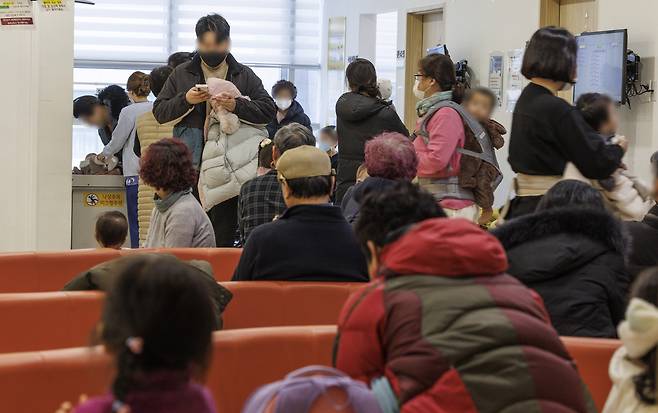6일 오후 서울 성북구의 한 어린이 전문병원이 진료를 보려는 환자와 보호자들로 붐비고 있다. [연합]