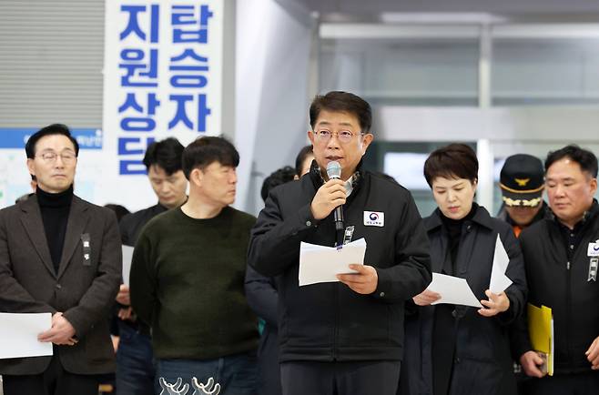 박상우(가운데) 국토교통부 장관이 지난 5일 오전 전남 무안국제공항에서 유가족들에게 현안 브리핑을 하고 있다.  [연합]