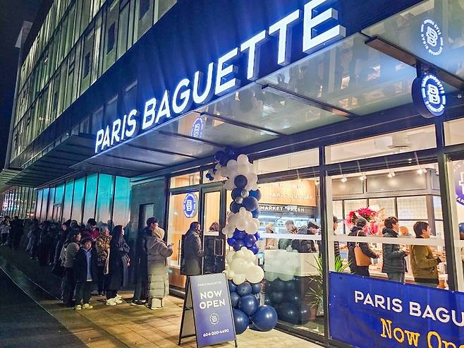 지난해 12월 20일(현지시각) 캐나다 밴쿠버에 오픈한 파리바게뜨 코퀴틀람점. [파리바게뜨 제공]