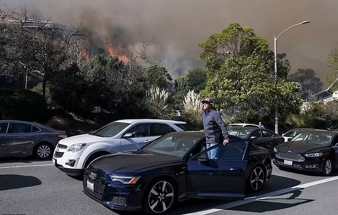 대피명령 후 주민들이 버리고 간 차량들 [EPA]