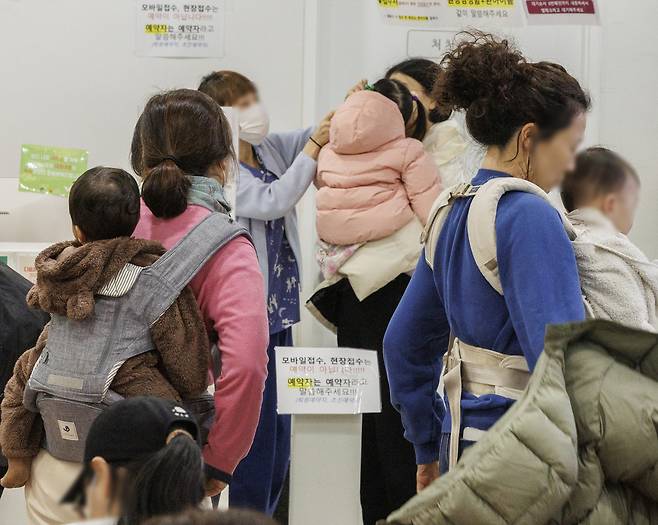 지난 6일 오후 서울 성북구의 한 어린이 전문병원이 진료를 보려는 환자와 보호자들로 붐비고 있다. [연합]