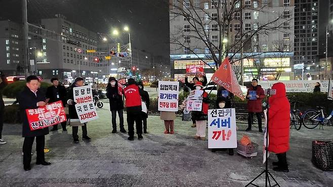 [세종=뉴시스] 송승화 기자 =  8일 세종시 나성동 사거리에서 열린 '윤석열 대통령 탄핵 반대' 집회 모습. 2025.01.08.song1007@newsis.com. *재판매 및 DB 금지