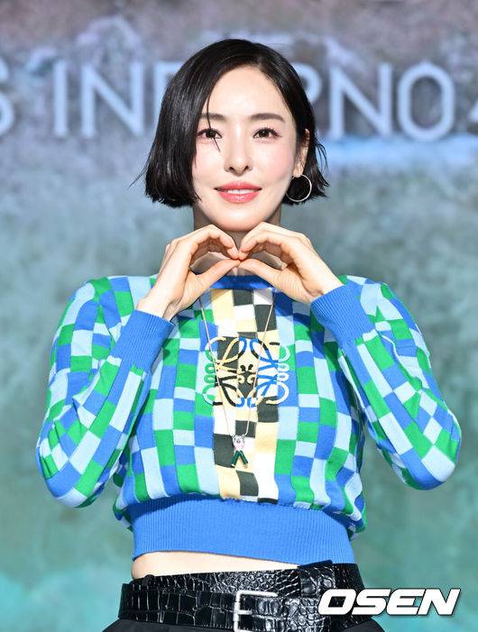 [OSEN=조은정 기자]넷플릭스 오리지널 '솔로지옥4’ 제작발표회가 8일 서울 마포구 호텔 나루 엠갤러리에서 열렸다.‘솔로지옥4’는 커플이 되어야만 나갈 수 있는 외딴 섬, ‘지옥도’에서 펼쳐질 솔로들의 솔직하고 화끈한 데이팅 리얼리티쇼다.배우 이다희가 포즈를 취하고 있다. 2025.01.08. /cej@osen.co.kr