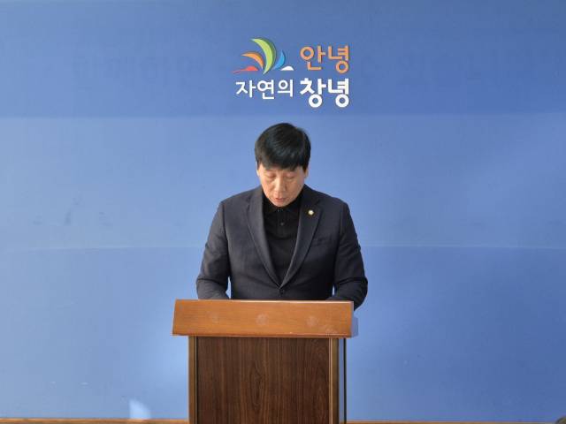 ▲노영도 창녕군의원이 7일 오전 11시 창녕군청 회견실에서 최근 '갑질 논란' 관련 사과문을 발표하고 있다.ⓒ프레시안
