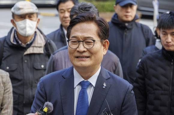 돈봉투 의혹 결심 공판 앞둔 송영길 - 더불어민주당 전당대회 돈봉투 의혹에 개입한 혐의를 받는 소나무당 송영길 대표가 6일 오후 서울 서초구 서울중앙지법에서 열린 1심 결심 공판에 출석하기 전 취재진 질문에 답하고 있다. 2024.11.6 연합뉴스