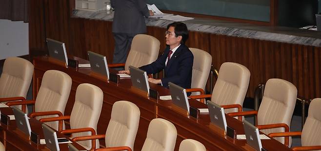 조경태 국민의힘 의원이 지난해 14일 국회 본회의에서 윤석열 대통령 탄핵소추안이 가결된 후 자리를 뜨지 못하고 있다. ⓒ연합뉴스