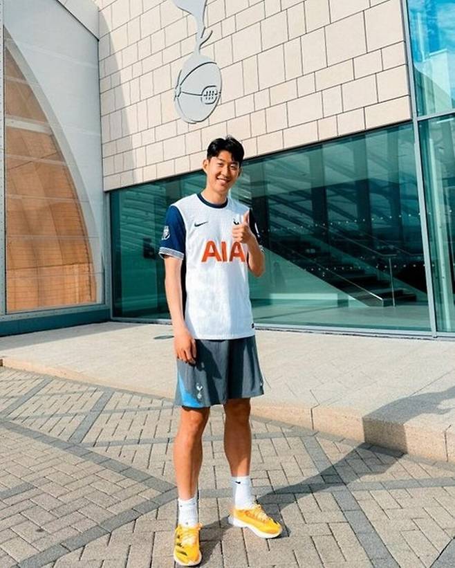 ▲ 10년 전, 23살이던 손흥민은 시계와 청바지를 착용하며 한껏 멋을 낸 모습이다. 신입생다운 설렘이 얼굴에 가득했다. 주장이 된 지금은 베테랑답게 트레이닝복에 한결 여유로운 모습을 보여줘 토트넘에서 절대적인 입지를 잘 드러낸다. ⓒ 토트넘 홋스퍼