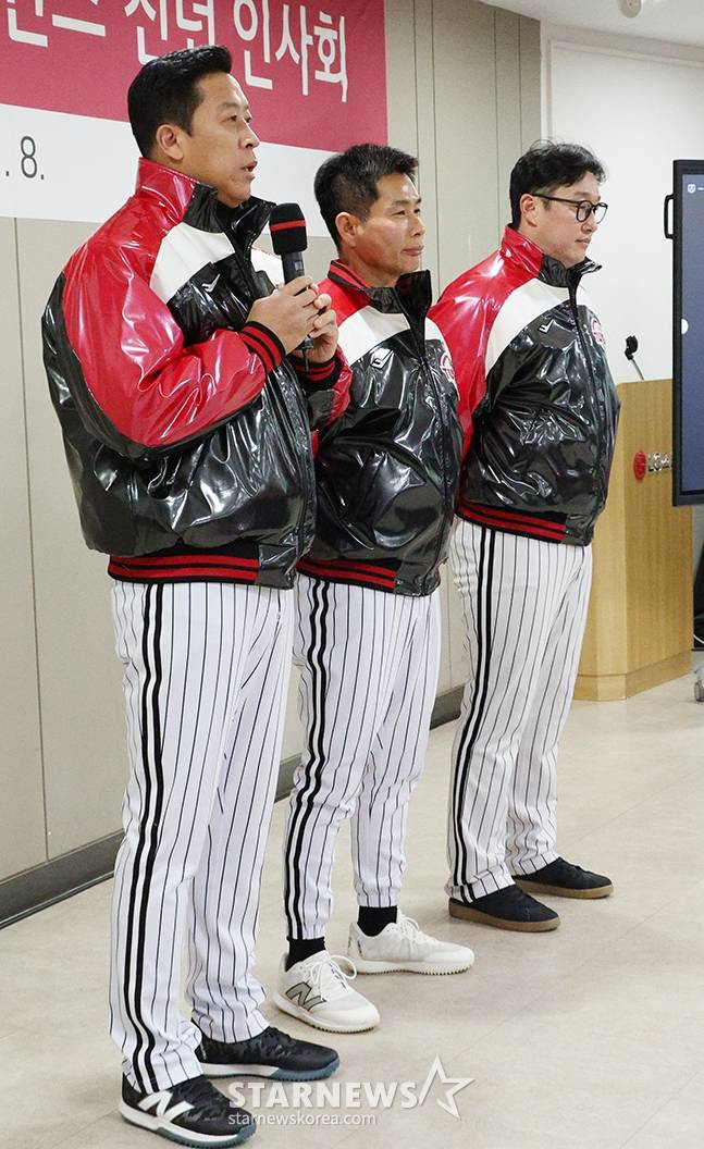 2025 LG 트윈스 선수단 신년인사회가 8일 서울 잠실야구장에서 열렸다.  이병규 2군 감독(왼쪽부터), 송지만, 여건욱 코치가 인사를 하고 있다. /사진=김진경 대기자