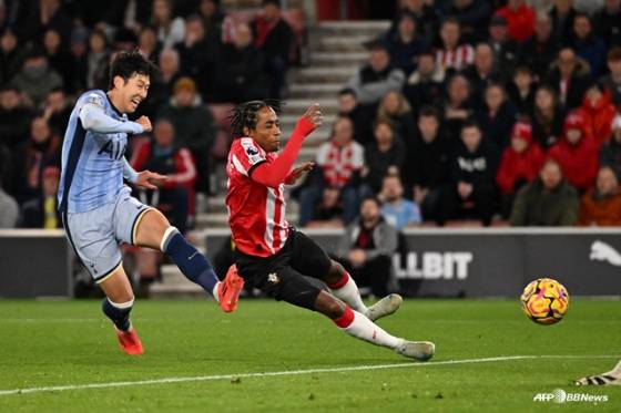 12월 16일(한국시간) 영국 사우스햄튼의 세인트 메리즈 스타디움에서 열린 2024~2025시즌 잉글랜드 프리미어리그(EPL) 16라운드 경기 중 손흥민이 왼발 슈팅으로 사우스햄튼의 골망을 가르고 있다. /AFPBBNews=뉴스1