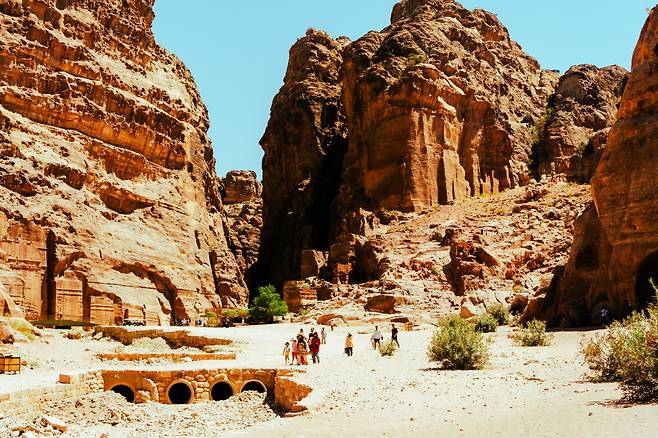 거대한 암벽들이 묵직한 침묵을 유지한 채 인간들을 굽어 보고 있다