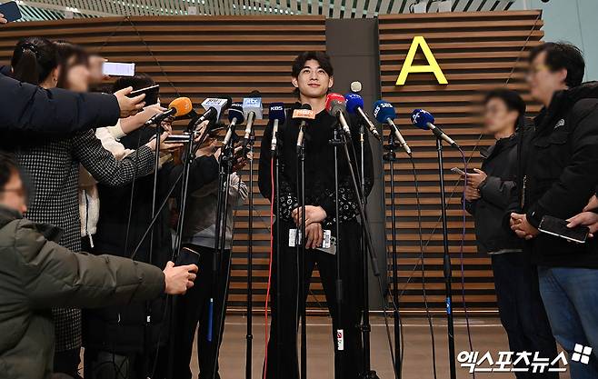 미국프로야구 메이저리그(MLB) 샌프란시스코 자이언츠 이정후가 1일 오후 인천국제공항을 통해 미국으로 출국했다.  이정후가 출국장에서 취재진과 인터뷰를 나누고 있다. 엑스포츠뉴스 DB