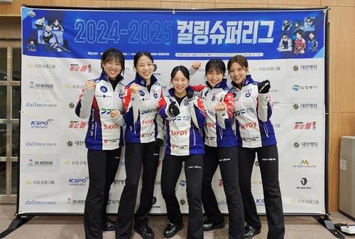 경기도청 컬링팀. (왼쪽부터) 김은지, 김민지, 김수지, 설예은, 설예지 [촬영 설하은]