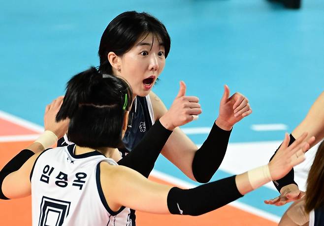동료들과 기뻐하는 도로공사 강소휘 [한국배구연맹 제공. 재판매 및 DB 금지]