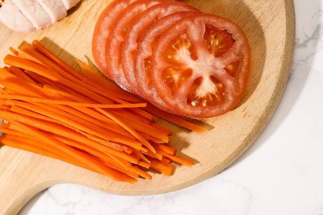 건강에 좋은 영양소라도 몸에 잘 흡수되어야 제 역할을 한다. 잘 익은 토마토나 당근을 살짝 익혀 먹으면 영양소가 더 잘 흡수된다. [사진=클립아트코리아]