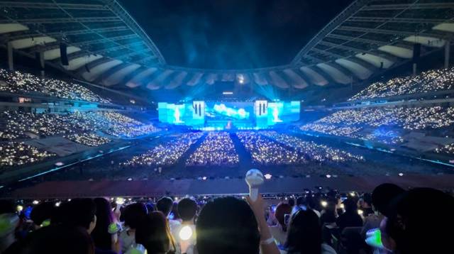 한류의 중심에는 BTS를 필두로 한 독보적 실력을 갖춘 아이돌이 우뚝 서있다. 대법원 상고심 재판부가 최근 국내 최대 응원봉 업체 팬라이트가 비트로를 상대로 제기한 ''특허권 침해소송' 심리를 계속하기로 결정했다. /팬라이트