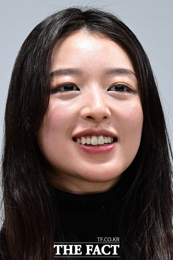9일 오후 서울 서초구 한국컨퍼런스센터에서 열린 '정명석(통칭 JMS) 대법원 선고 관련 기자간담회'에서 피해자 메이플 씨가 미소지으며 취재진의 질의를 듣고 있다. /남윤호 기자
