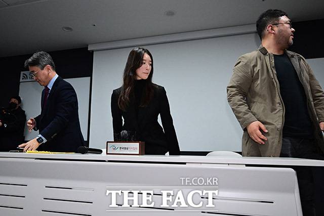 김도형 단국대 교수, 메이플 씨, 조성현 '나는 신이다' 프로듀서(왼쪽부터)가 기자간담회를 마친 후 자리를 뜨고 있다.