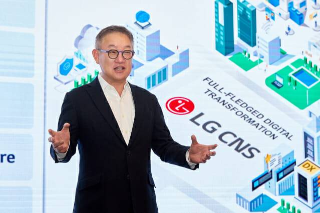 LG CNS CEO 현신균 사장이 9일 서울 여의도 콘래드호텔에서 열린 기업공개(IPO) 기자간담회에서 발표를 하고 있는 모습. (사진=LG CNS)